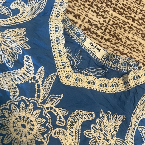 NWT Kindred embriodered blue off white short sleeve blouse flowy top size medium - Picture 2 of 6